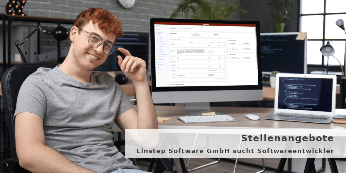 Softwareentwickler Fachinformatilker sitzt am Bildschirm-Arbeitsplatz und lächelt