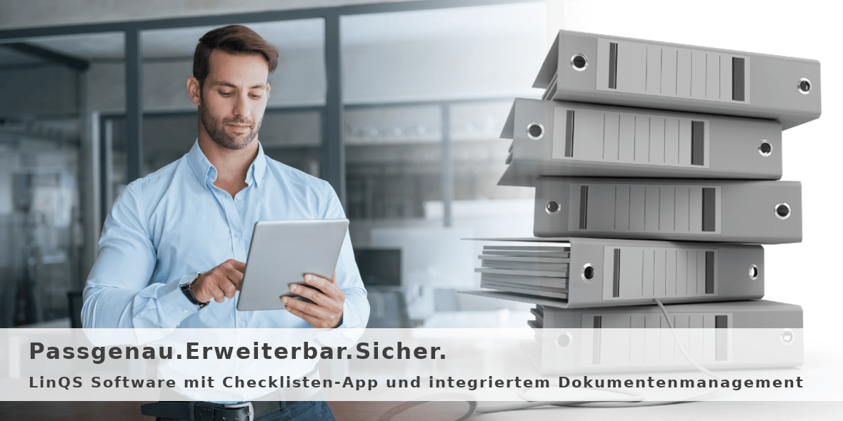 Manager blickt auf digitales Tablet mit LinQS Software